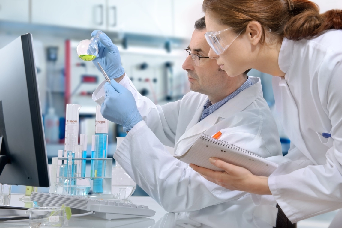 MyCond MHDM-3S Tutkijat työskentelevät laboratoriossa kemiallisten reagenssien kanssa.