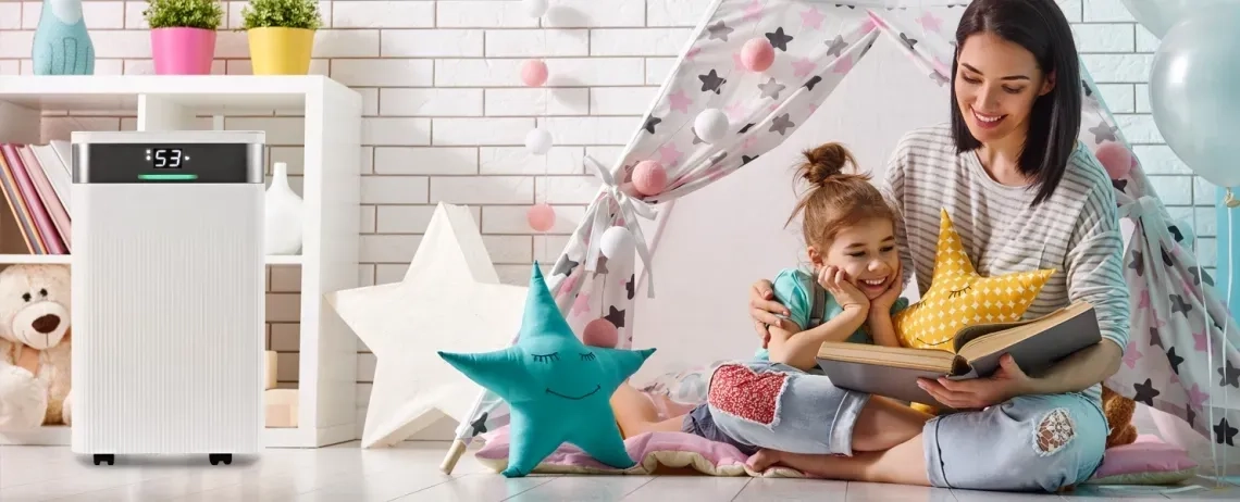 Kompakti ja tyylikäs MYCOND Tibo Eco 12 -ilmankuivain lastenhuoneessa, joka tarjoaa luotettavan kosteudenpoiston ja Wi-Fi-ohjauksen.