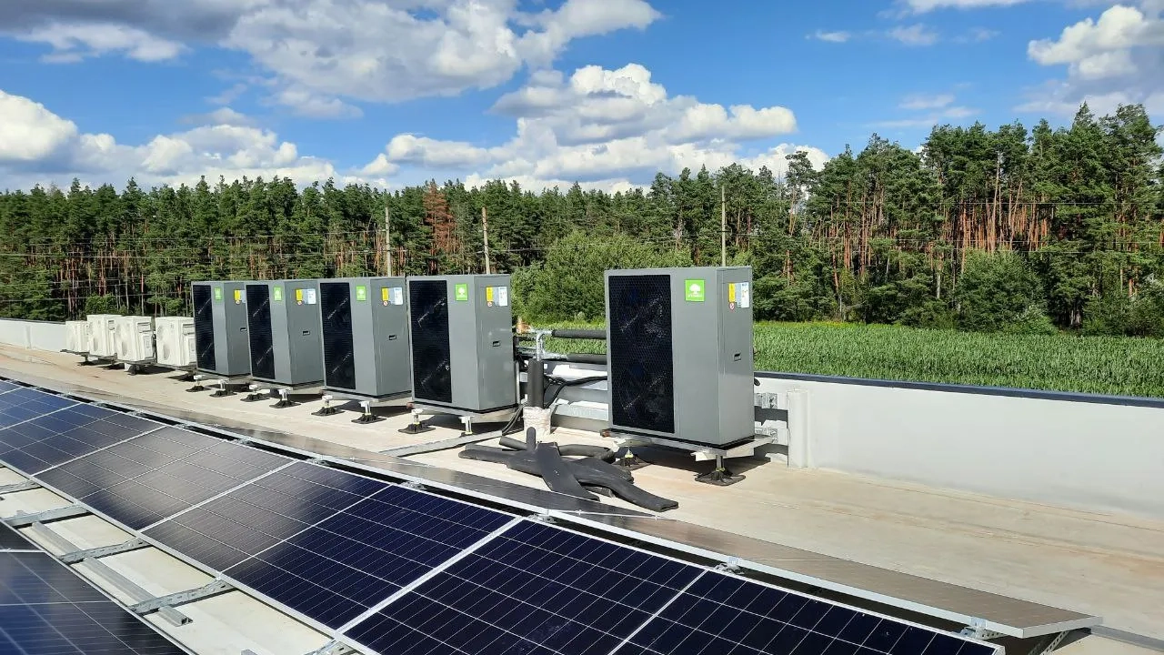 Teollisuuslaitos, jossa on Mycond BeeEco -sarjan lämpöpumppu