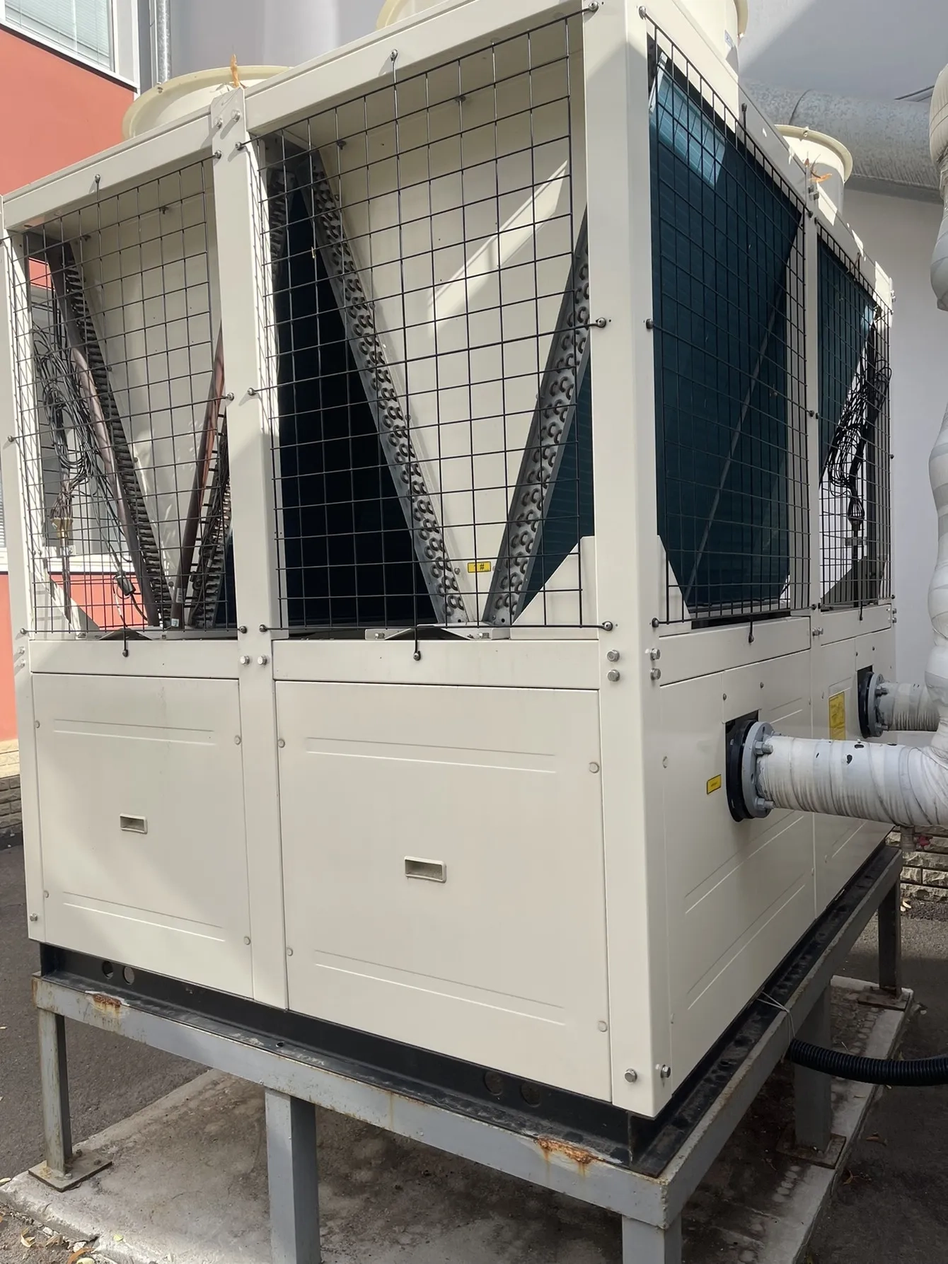 Teollisuuslaitos, jossa Mycond-modulaarinen lämpöpumppu STANDARD MCU