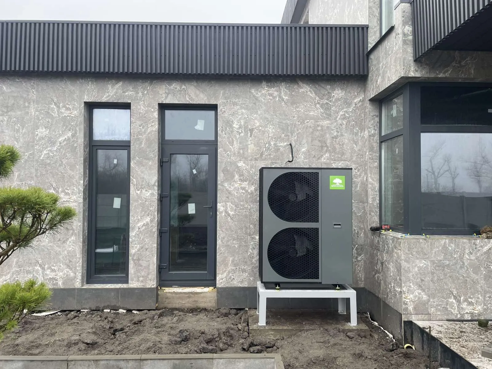 Nykyajan yksityisasunto Mycond BeeThermic Monoblock -lämpöpumpulla