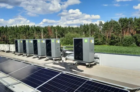 Teollisuuslaitos, jossa on Mycond BeeEco -sarjan lämpöpumppu