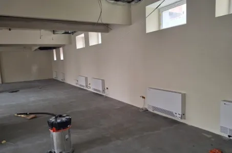 Teollisuuslaitos, jossa on Mycond-seinälle asennettavat puhallinkonvektoriyksiköt