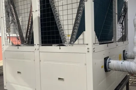 Teollisuuslaitos, jossa Mycond-modulaarinen lämpöpumppu STANDARD MCU