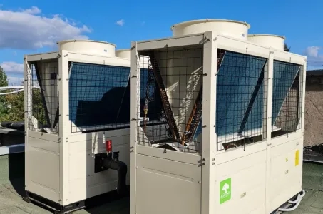 Tuotantolaitos, jossa on Mycond-modulaarinen lämpöpumppu STANDARD MCU
