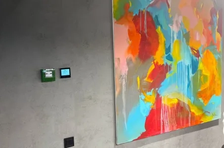 Näyttelyhalli ja Mycond-termostaatti