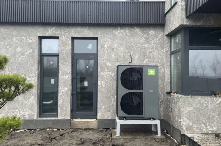Nykyajan yksityisasunto Mycond BeeThermic Monoblock -lämpöpumpulla