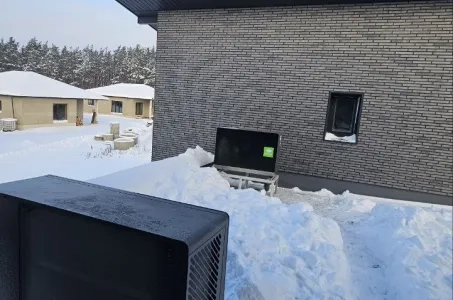 Talvikunnossa oleva yksityisasunto Mycond BeeSmart -lämpöpumppujärjestelmällä